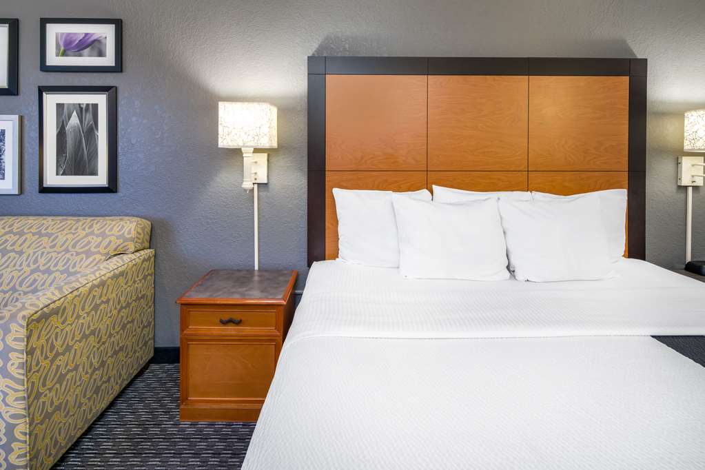 La Quinta Inn & Suites by Wyndham Buena Park - photo 22