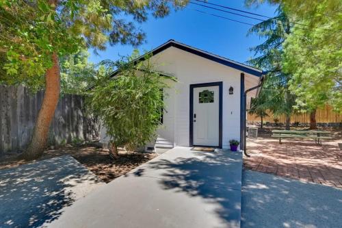 Entire 2 Bedroom Pet Friendly Cottage Home — 4-Star Luxury Hotel in Alpine, United States