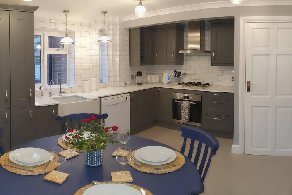 Spacious 2 bedroom Family Flat in Iver Heath — 4-Star Luxury Hotel in Iver, United Kingdom