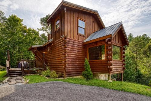 Pandora's Retreat Hot Tub Game Room WIFI Free Attraction Tickets — 4-Star Luxury Hotel in Sevierville, United States