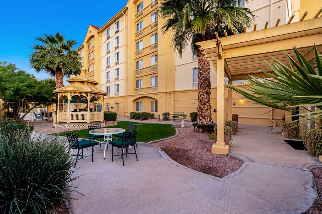 La Quinta Inn & Suites by Wyndham Mesa Superstition Springs - photo 39