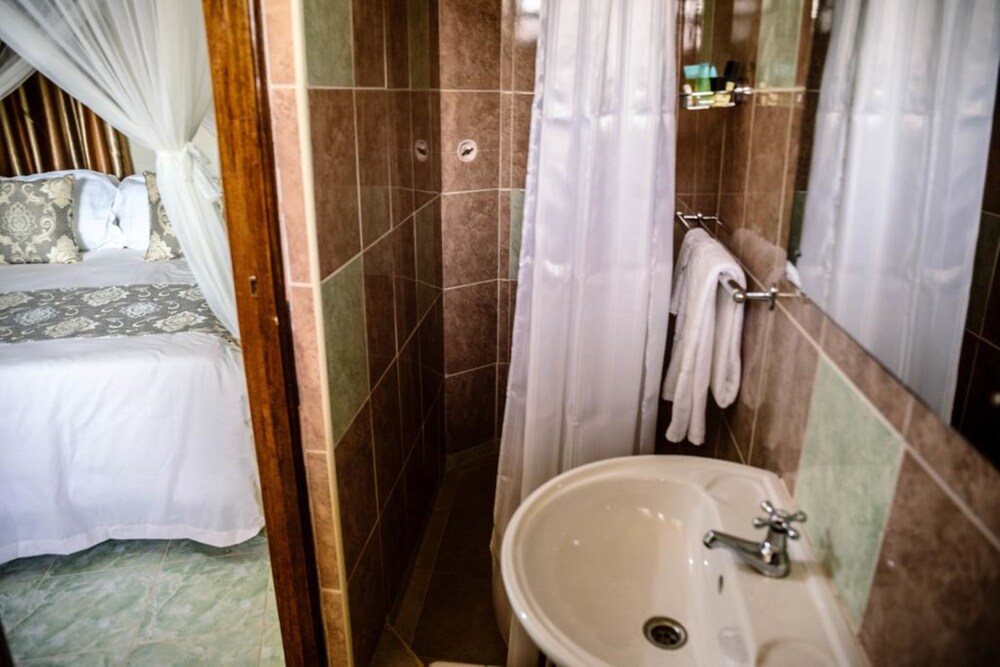 Lake Olbolosat Resort Park Lodge — Nyahururu — photo 4