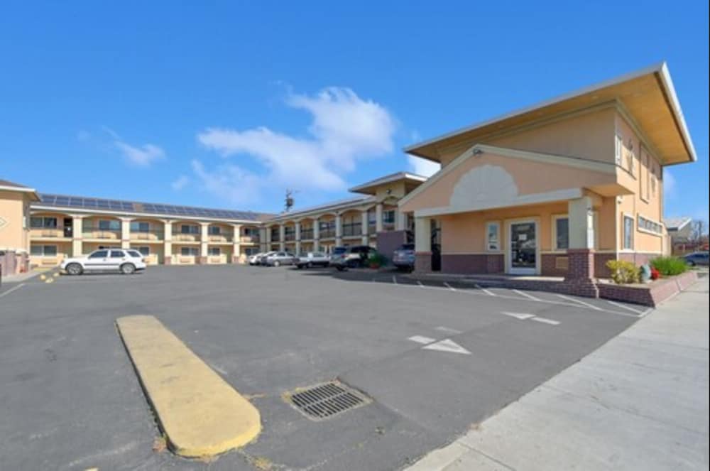 America's Deluxe Inn - photo 33