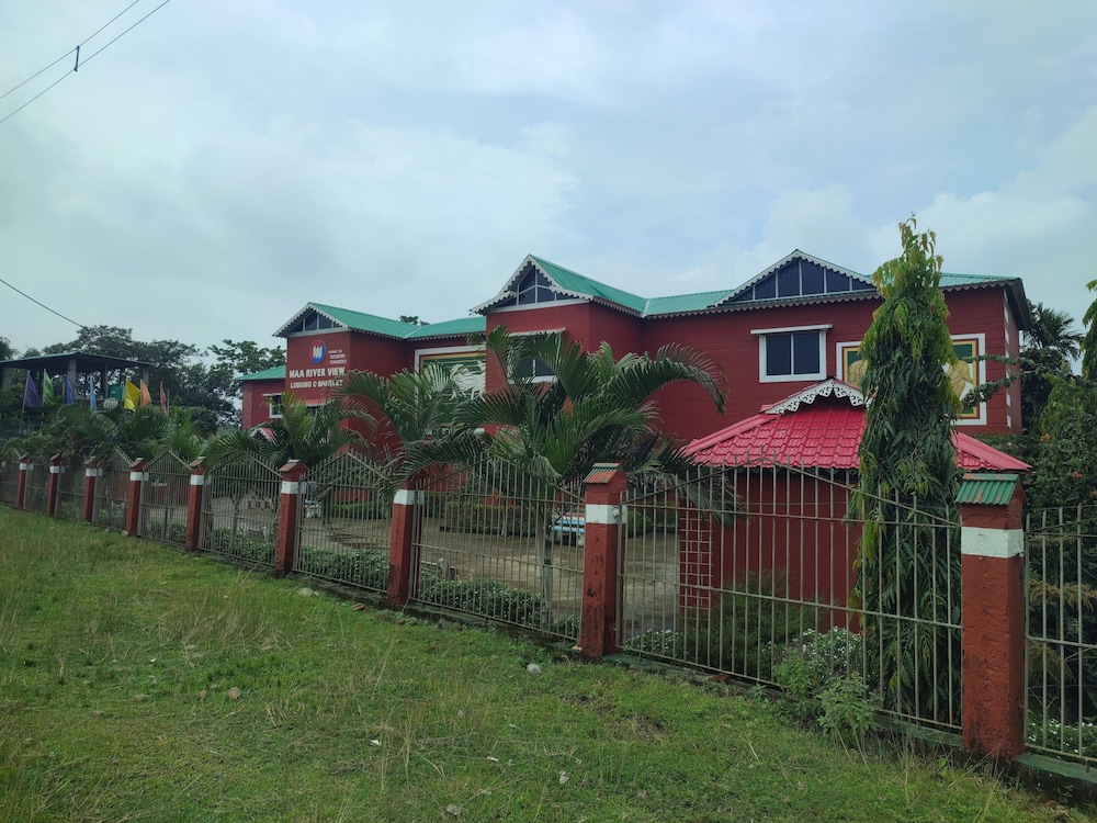 Maa River View - carbon neutral hotel in Alipur Duar