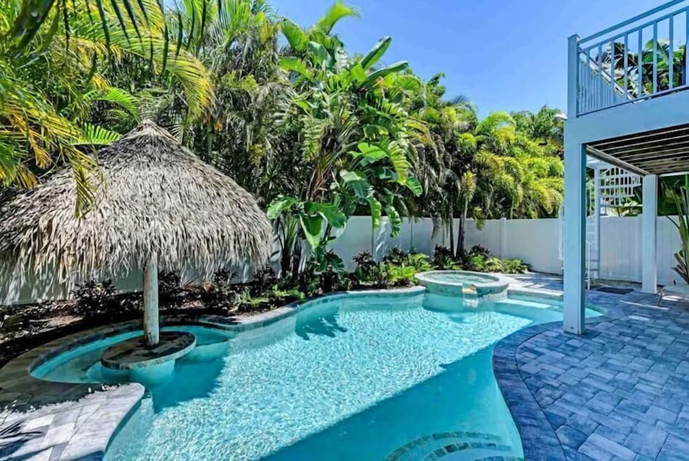 Beachy Villa Vista Apartment 5 — 4-Star Luxury Hotel in Holmes Beach, United States
