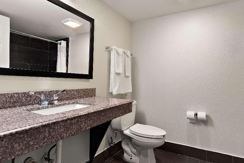 Quality Inn Memphis Northeast Near I 40 - photo 23