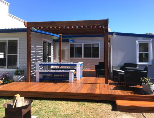 SHELLHARBOUR BEACH COTTAGE Stroll to Beach flags Back gate straight to Beach Front gate walk to new Marina — 4-Star Luxury Hotel in Shellharbour, Australia