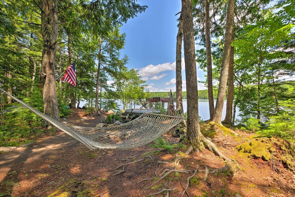 Waterfront Great Pond Cottage with Hot Tub and Deck — 4-Star Luxury Hotel in Aurora, United States