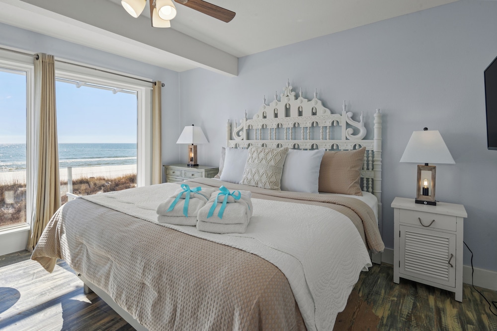 Luxury Gulf Front Property Directly on the Beach Sleeps 15 - photo 8