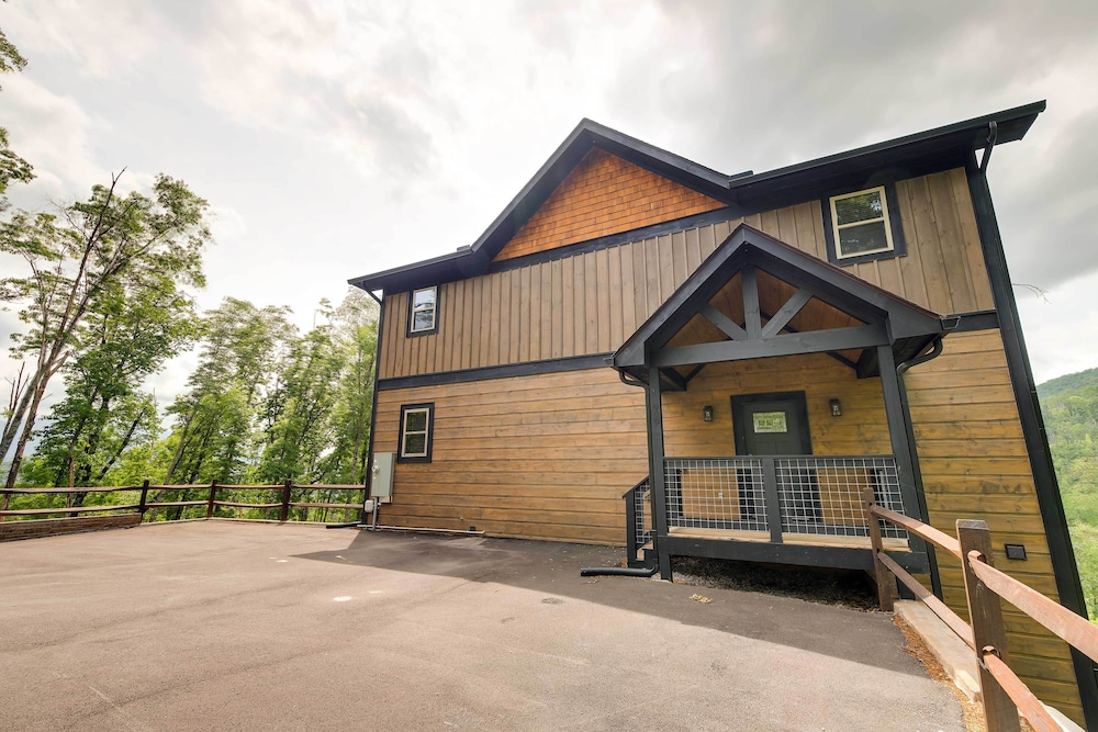 Cobbly Nob Resort Cabin: Hot Tub Pool & Views - photo 41