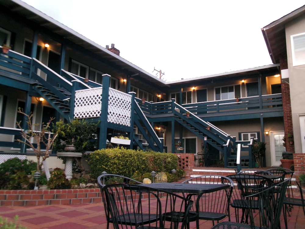 Carmel Wayfarer Inn - carbon neutral hotel in Carmel