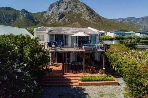 245 on 10th Pet friendly inverter at the beach in Hermanus, South Africa