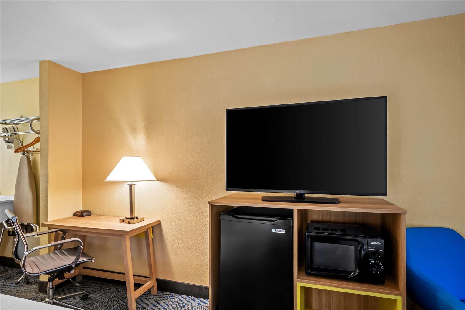 Days Inn by Wyndham Renfro Valley Mount Vernon - photo 25