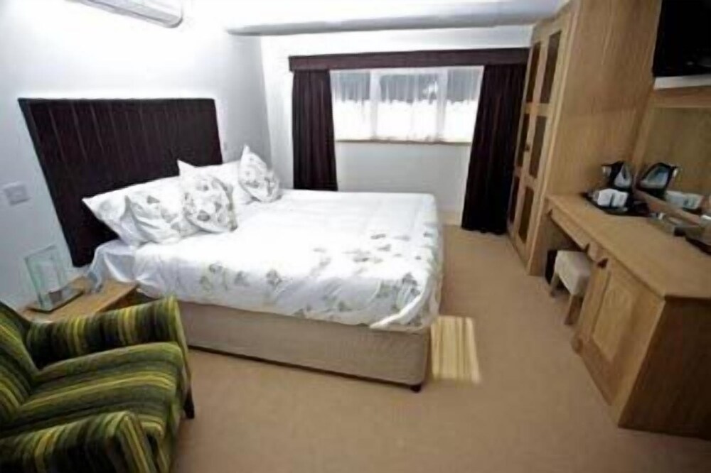 Celtic Guest Houses The Old Rectory — 5-Star Luxury Hotel in Newport, United Kingdom