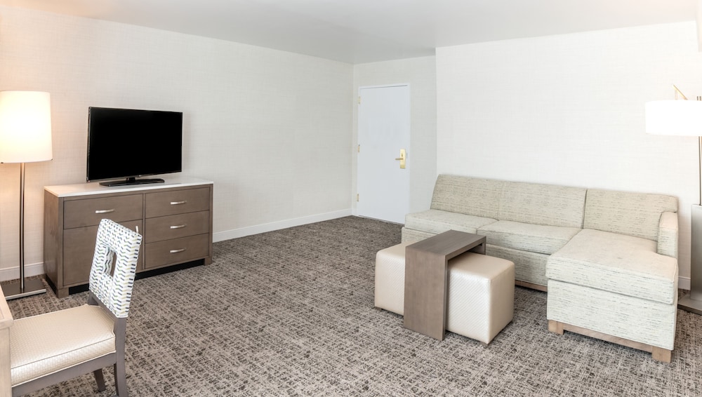 Embassy Suites by Hilton Philadelphia Valley Forge - photo 19