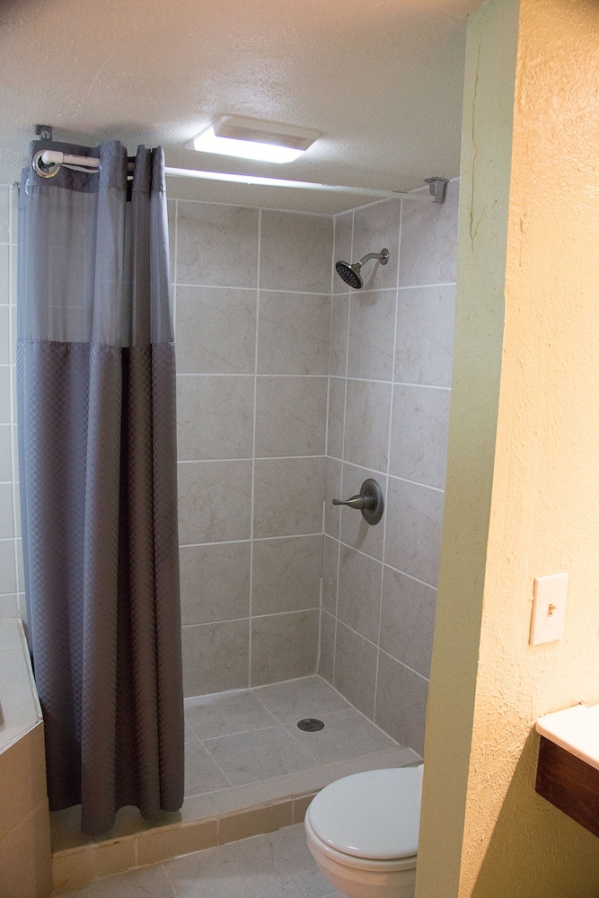Cocomo Inn and Suites - photo 10