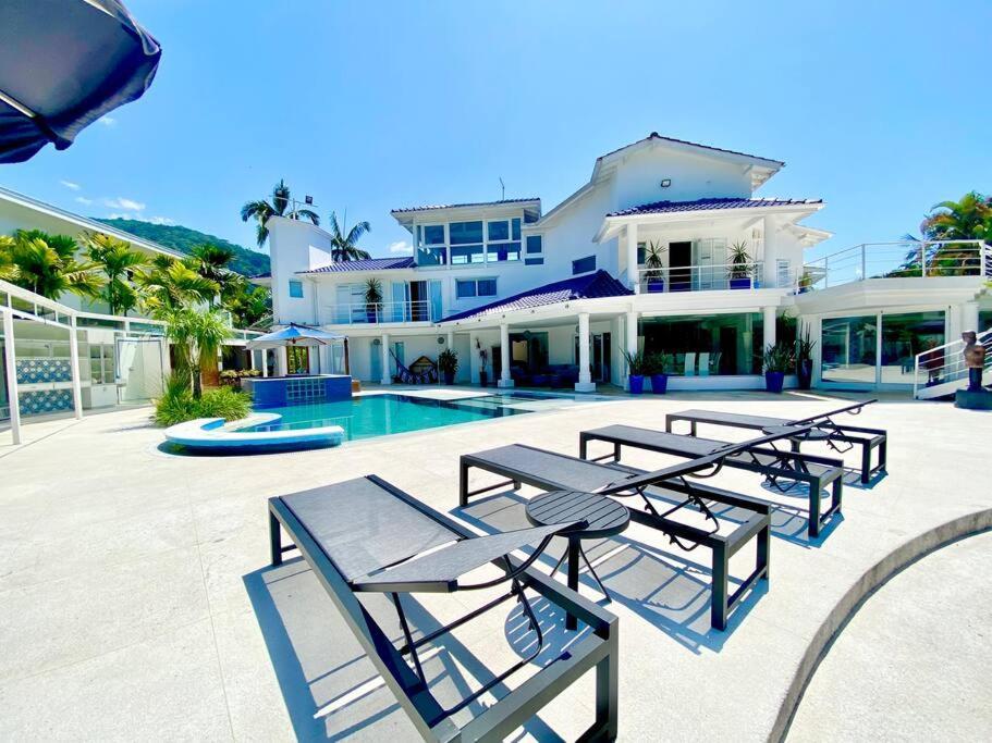 Villa Luxuosa Condomínio Beira Mar Costa Verde Tabatinga Caraguatatuba Com equipe diária — 4-Star Luxury Hotel in Caraguatatuba, Brasil