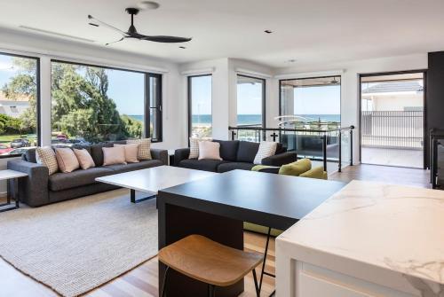 Blue Sea Henley Beach Luxe 4BR Sea Views Sun Sand Surf — hotel in West Beach