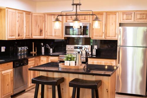 Sequoia Trails mountains fun & relax - last minute hotel in Unknown City