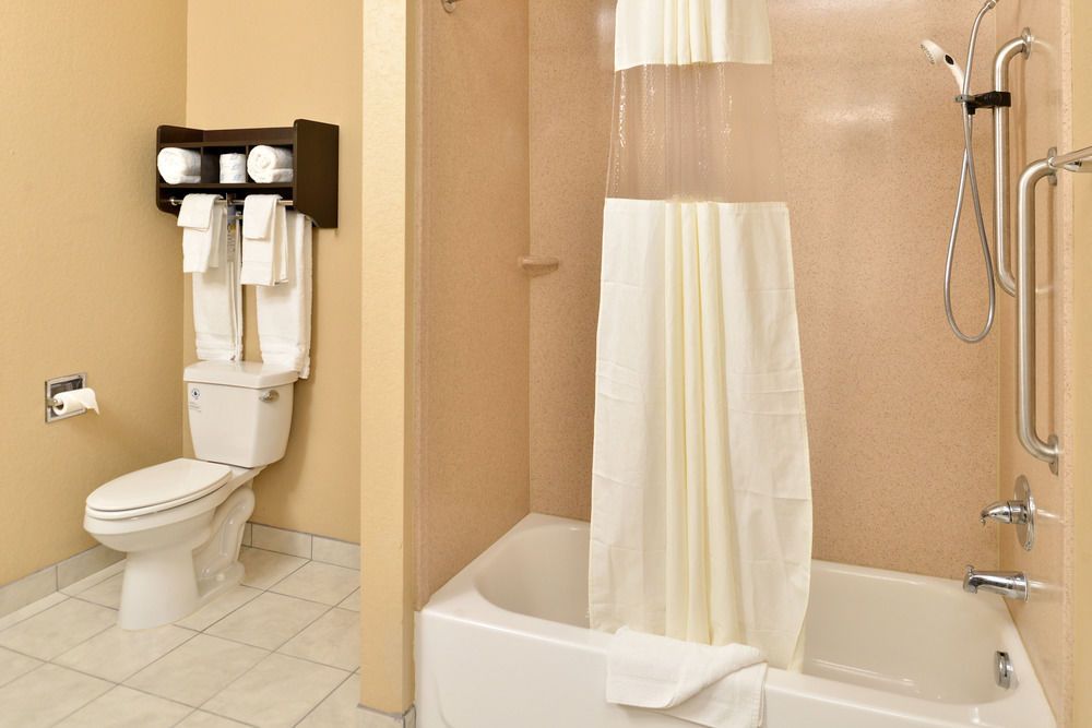 Quality Inn & Suites Carrizo Springs North - photo 14