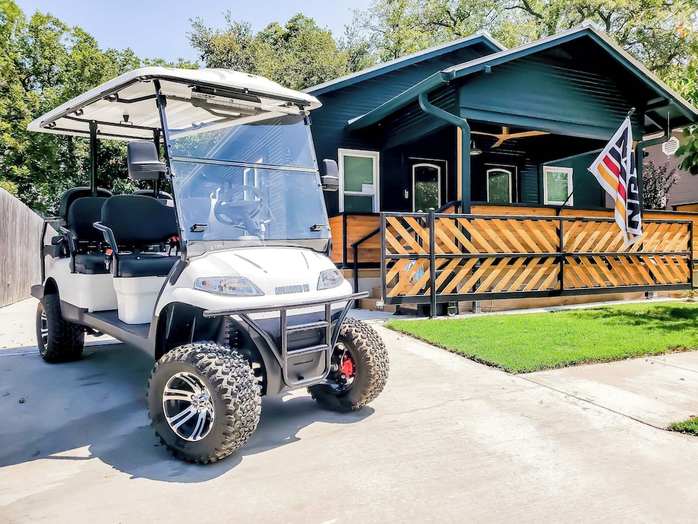 Best Location in Downtown NB Golf Cart Included — 4-Star Luxury Hotel in New Braunfels, United States
