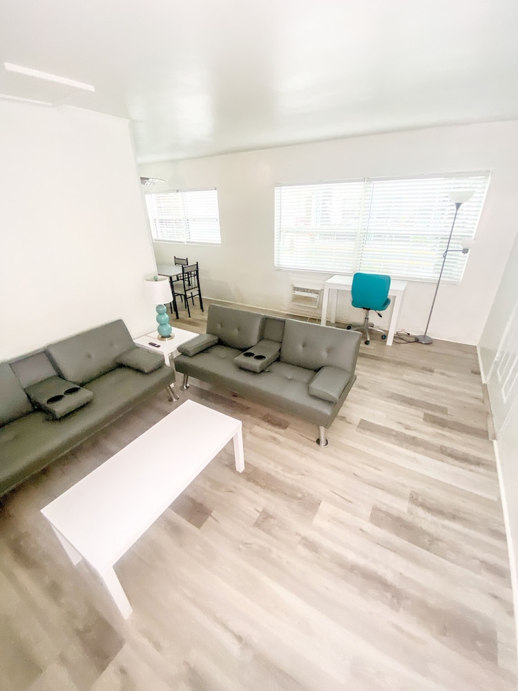 Uptown Inn & Suites - photo 23