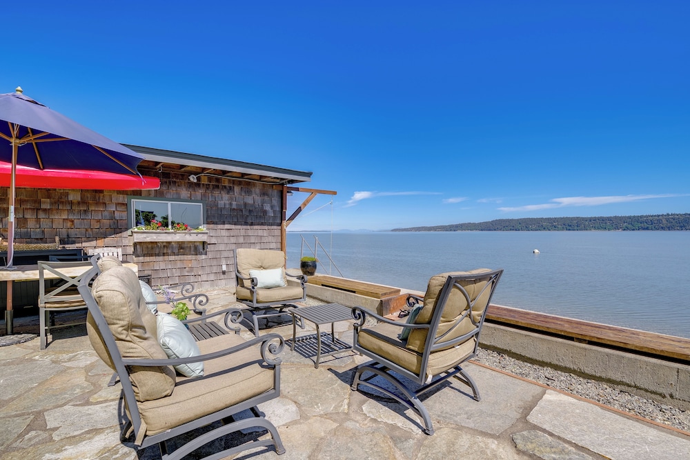 Waterfront Gem w 2 Patios on Camano Island — hotel in Camano