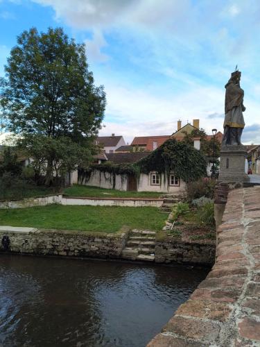 Chaloupka u Mostu sv Jana v centru Vodňan — hotel in Strakonice