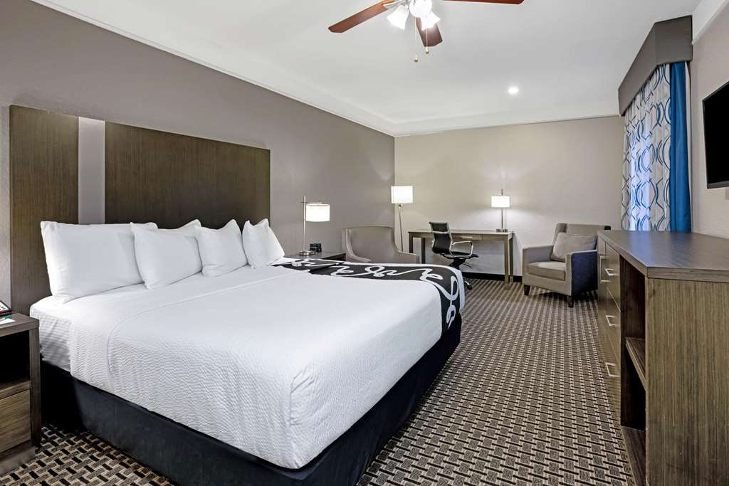 La Quinta Inn & Suites by Wyndham Conroe - photo 12
