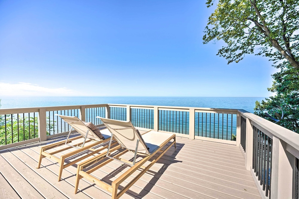 Modern Lake Michigan Home with 3 Lakefront Decks — 4-Star Luxury Hotel in Holland, United States