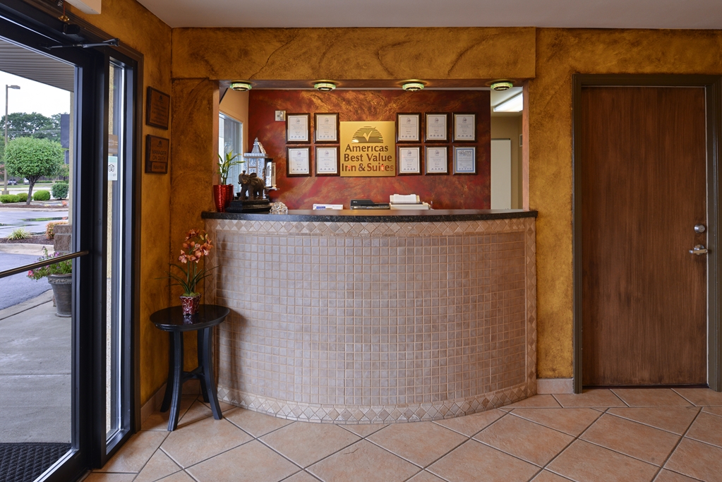 Americas Best Value Inn & Suites University Ave - photo 4