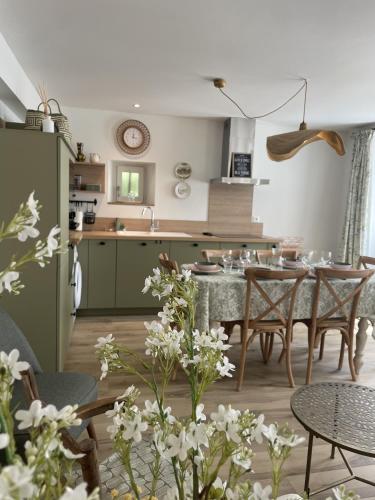 Le petit traîne feuilles in Saint-Aignan, France