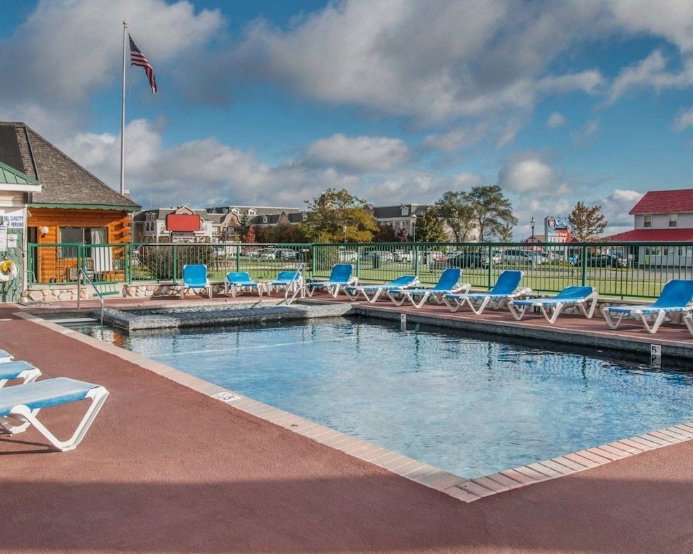 Econo Lodge Mackinaw City - photo 20