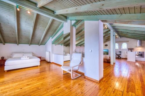Mavres Luxury Loft — 4-Star Luxury Hotel in Agios Matthaios, Greece