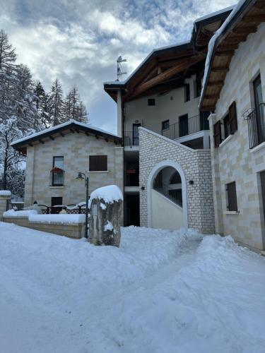 La Loggia Luxury — 4-Star Luxury Hotel in Rocca Di Mezzo, Italy