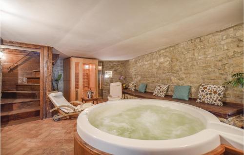 Romantic Home In Comano Ms With Sauna — 4-Star Luxury Hotel in Comano, Italy