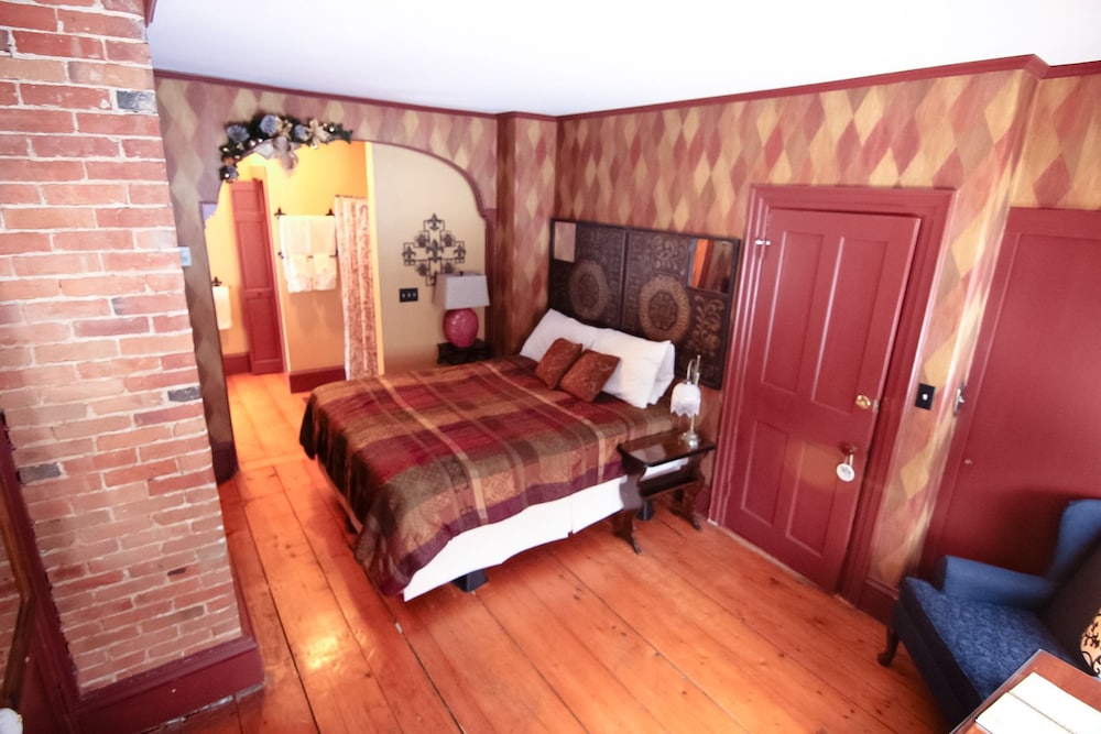Admiral Peary Inn Bed & Breakfast - photo 13