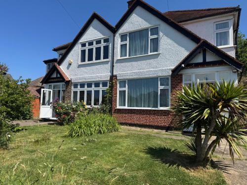 Twin home with free parkings Surbiton Kingston upon Thames Surrey Greater London UK — 4-Star Luxury Hotel in Surbiton, United Kingdom
