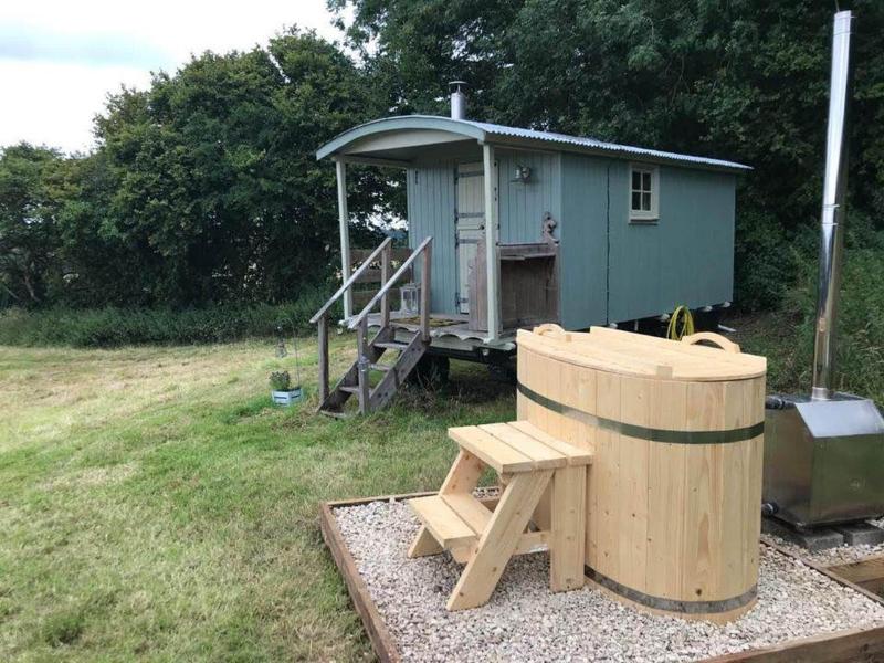 1 Bed Shepherds Hut Sleeps 2 Wood Fired Hot Tub in Wincanton, United Kingdom