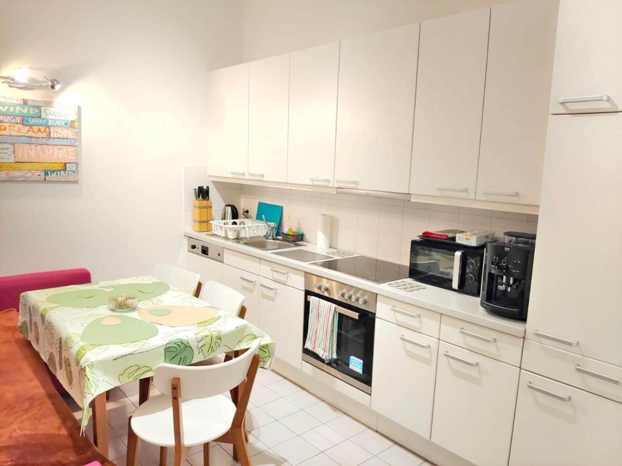 Central Mariahilfer Apartment 4 min to the city shopping center and Schönbrunn Palace — 4-Star Luxury Hotel in Vienna, Austria