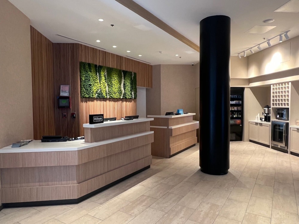 La Quinta Inn & Suites by Wyndham LAX - photo 3