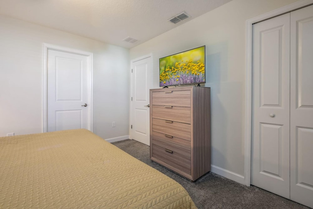 Family Paradise Space Themed Perfect Location - photo 44