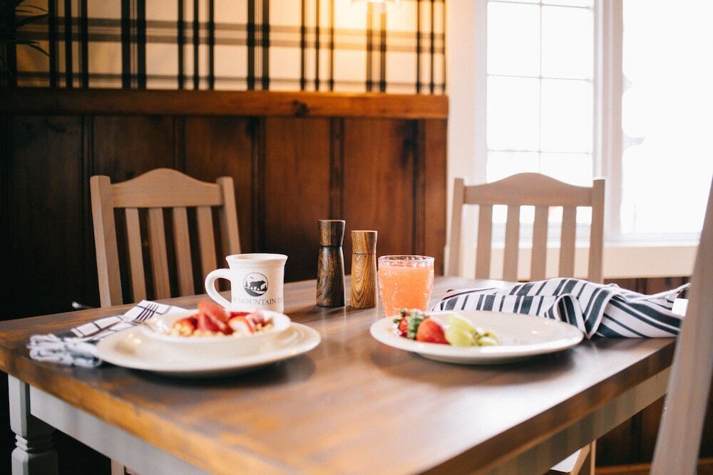 Bear Mountain Inn — Waterford — photo 4