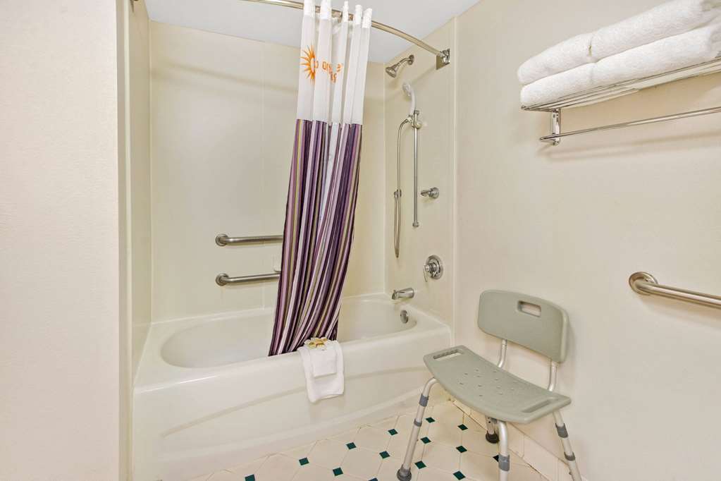 La Quinta Inn & Suites by Wyndham Albuquerque West - photo 19
