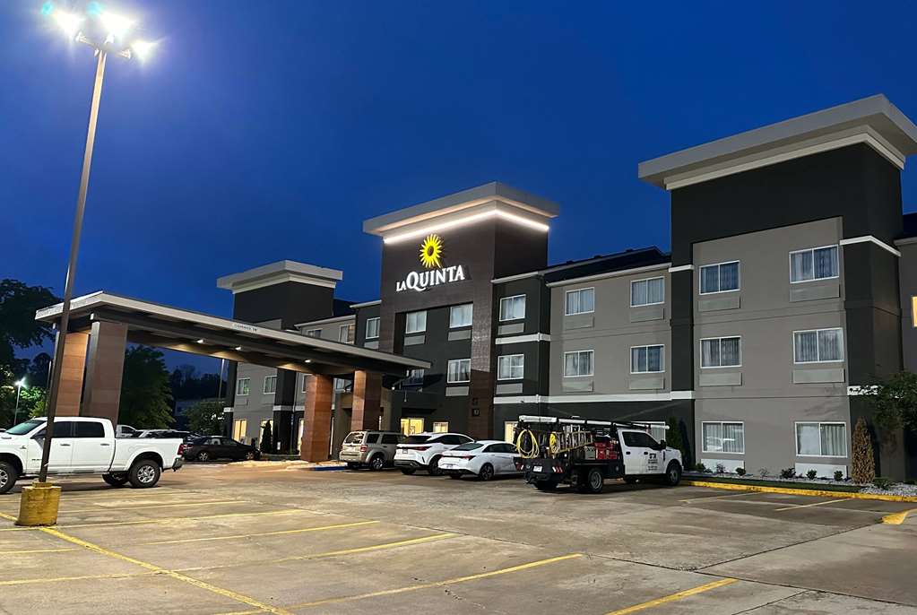 La Quinta Inn & Suites by Wyndham Fayetteville - photo 29