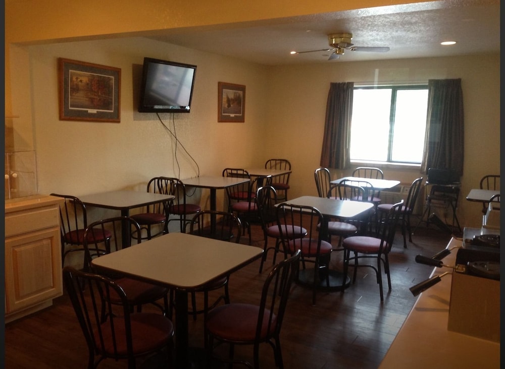 Super 8 by Wyndham Bridgeview of Mackinaw City - photo 45