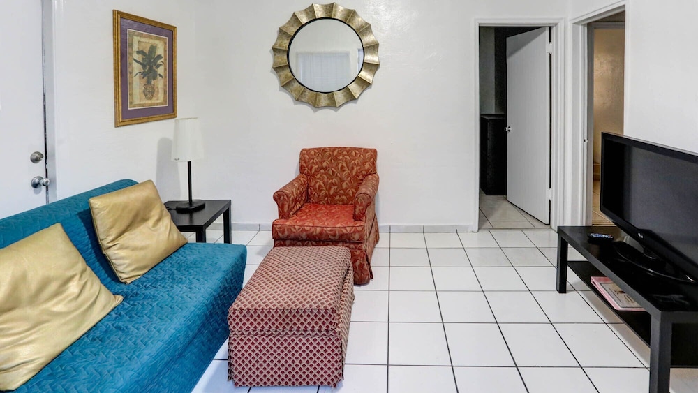 Richards Motel Courtyard - photo 36