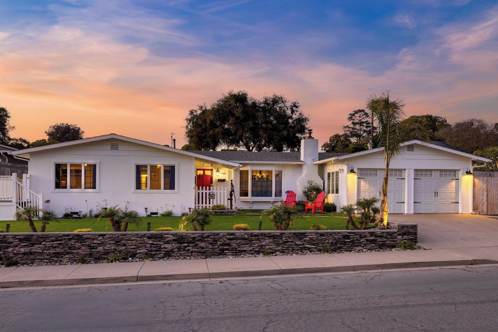 Coastal Gem Near Pismo Beach w Hot Tub Firepit & Outdoor Dining Newport Oasis by Avantstay in Arroyo Grande, United States