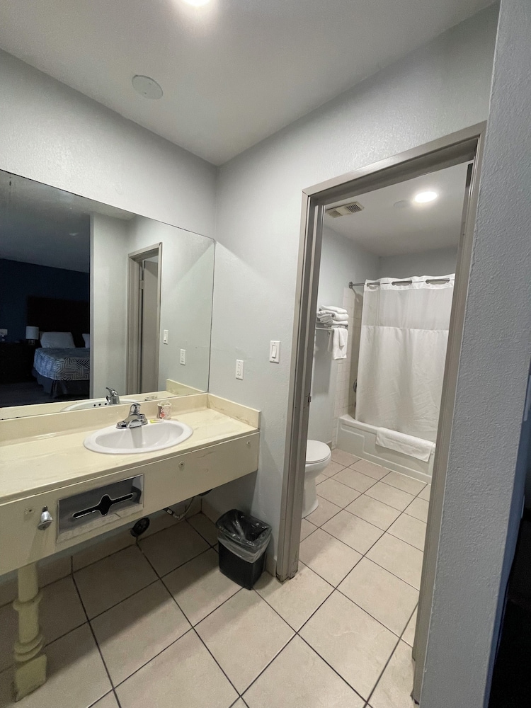 Portside Inn & Suites - photo 30