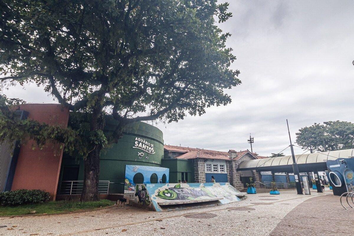 AP de frente p aquário e praia na ponta da praia in Santos, Brasil